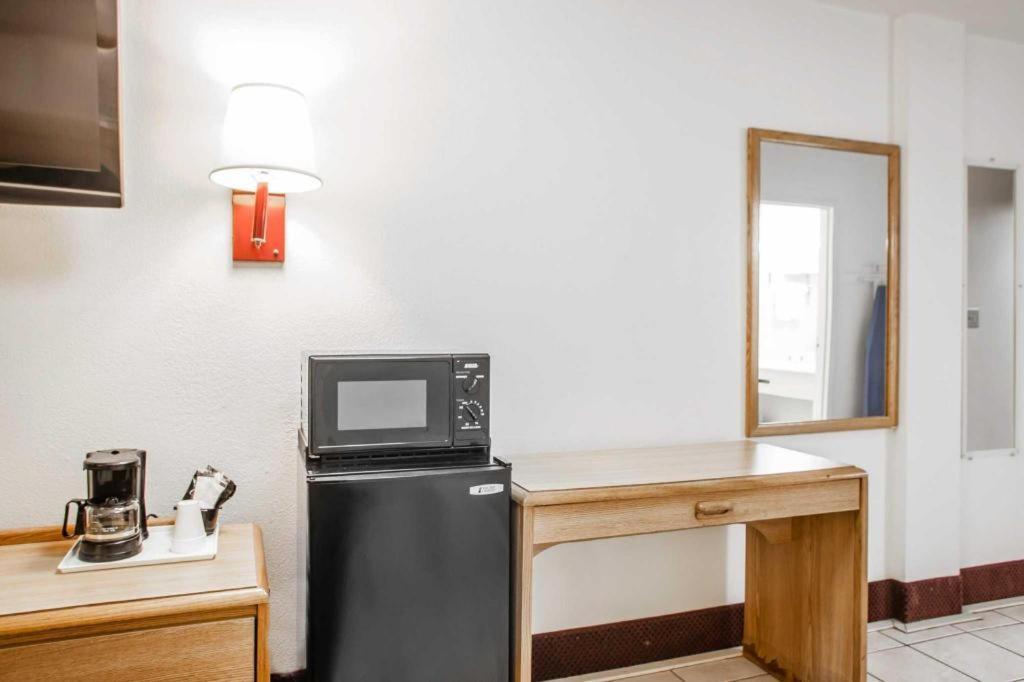 Econo Lodge Truman Inn Sedalia Bagian luar foto