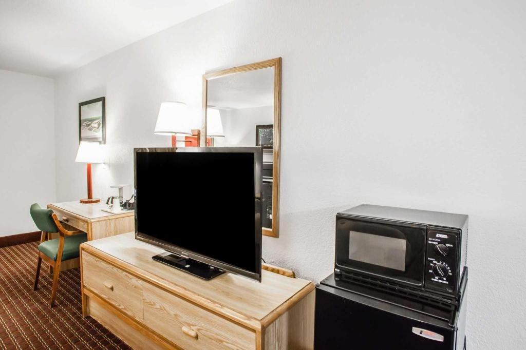 Econo Lodge Truman Inn Sedalia Bagian luar foto