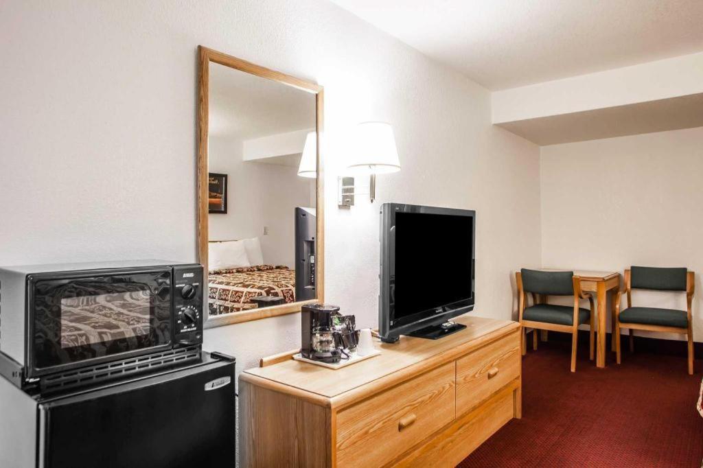 Econo Lodge Truman Inn Sedalia Bagian luar foto