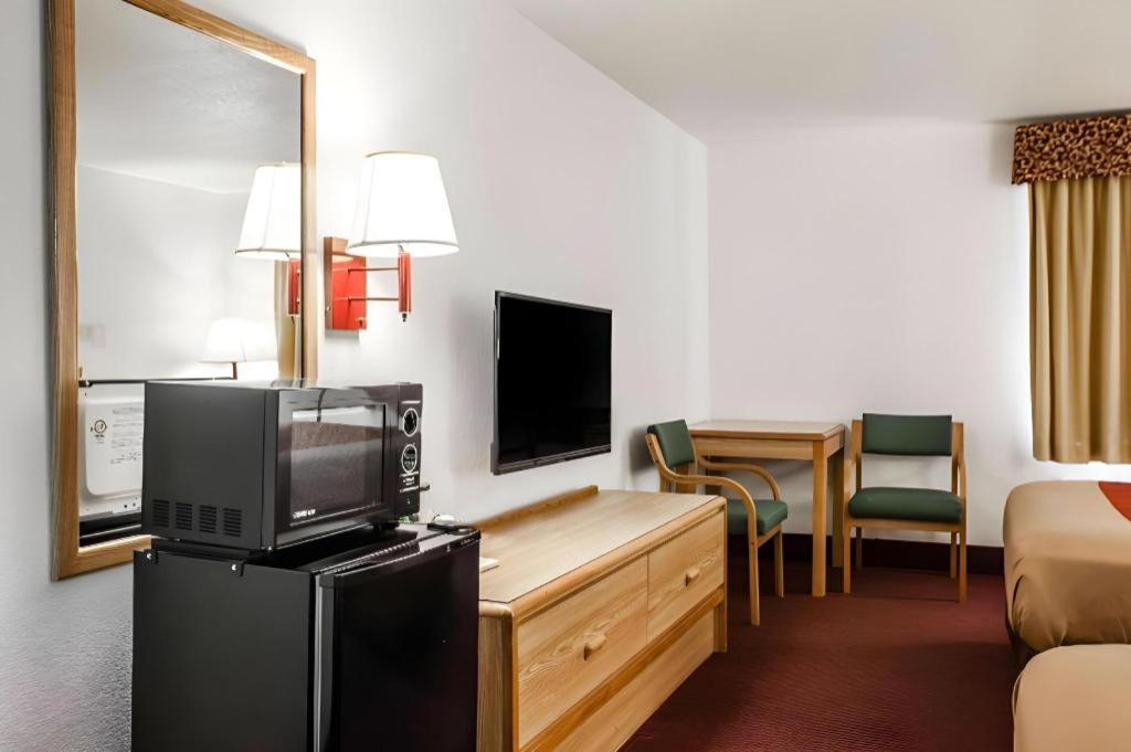 Econo Lodge Truman Inn Sedalia Bagian luar foto