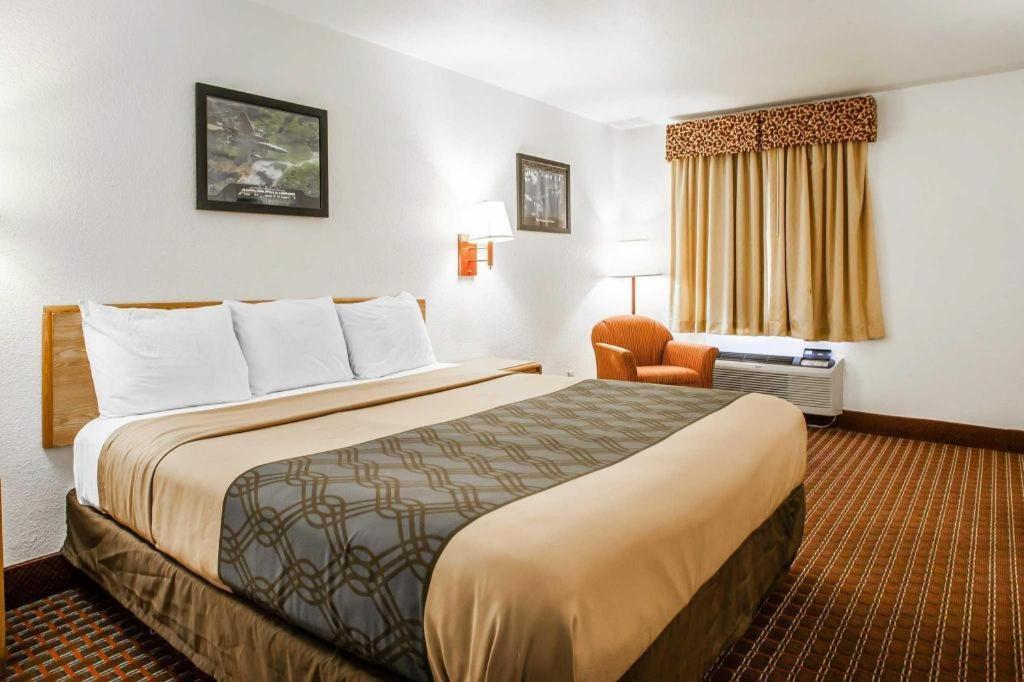 Econo Lodge Truman Inn Sedalia Bagian luar foto
