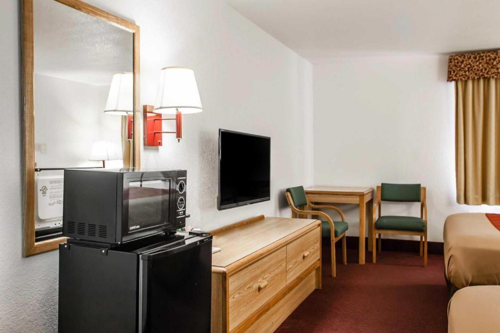 Econo Lodge Truman Inn Sedalia Bagian luar foto