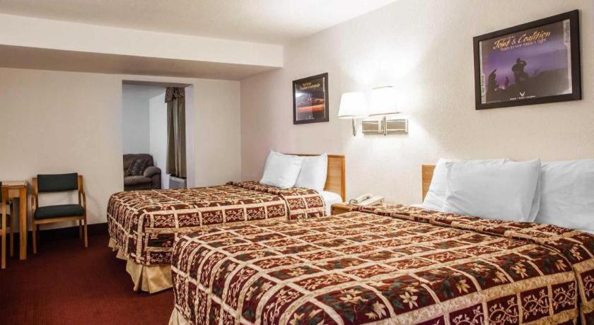 Econo Lodge Truman Inn Sedalia Bagian luar foto