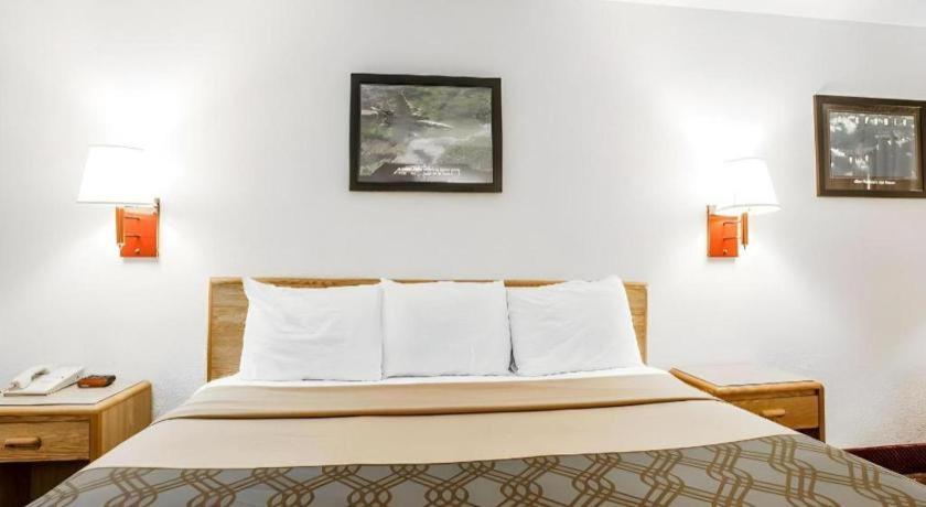 Econo Lodge Truman Inn Sedalia Bagian luar foto